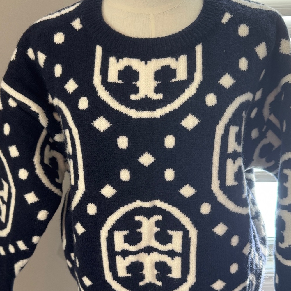 Very beautiful Navy and White Patterned Sweater like new !! - Picture 6 of 10